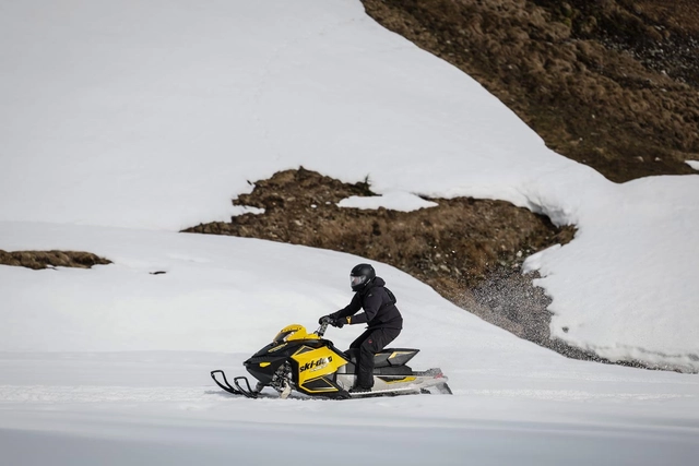 Mit dem Snowmobil erreicht man beachtliche Geschwindigkeiten