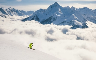 Skifahrer auf Piste im Zillertal.