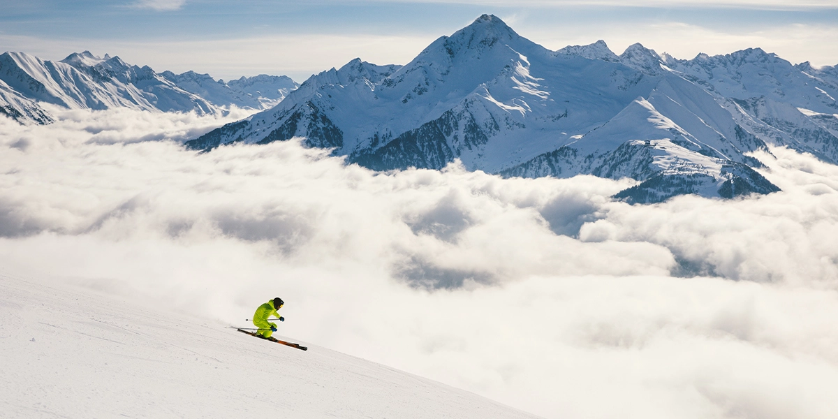 Skifahrer auf Piste im Zillertal.