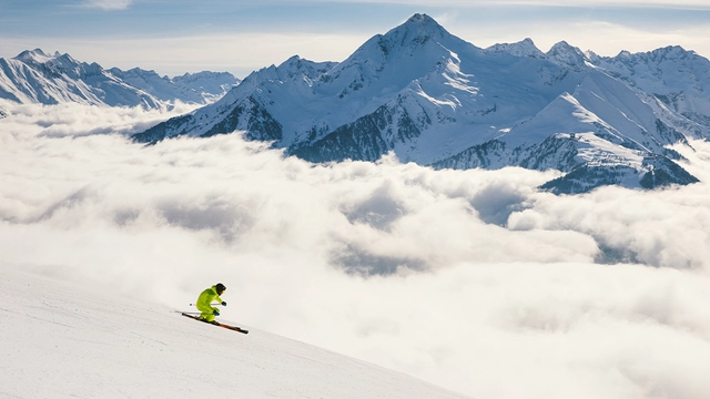 Skifahrer auf Piste im Zillertal.