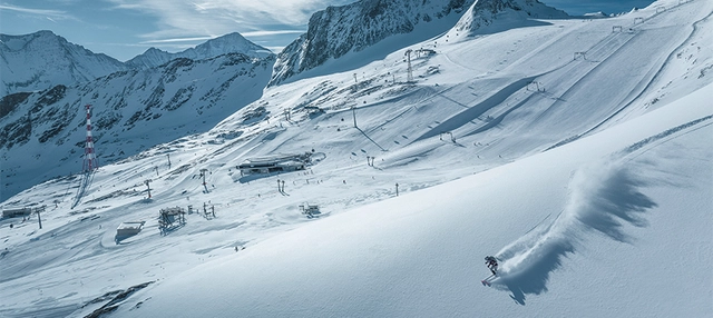 Skifahrer im Tiefschnee am Kitzsteinhorn.