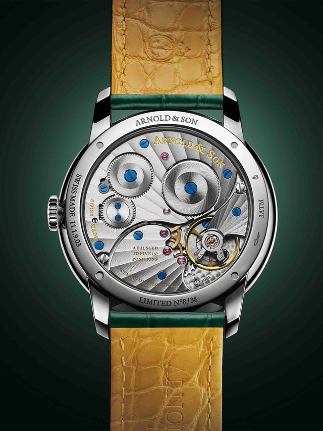Arnold & Son gewährt Einblick auf das Werk über den Gehäuseboden der HM Steel Amber