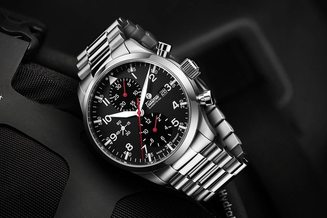 Tutima Flieger Legacy T5 Chronograph Titan Titanband mit schwarzem Zifferblatt