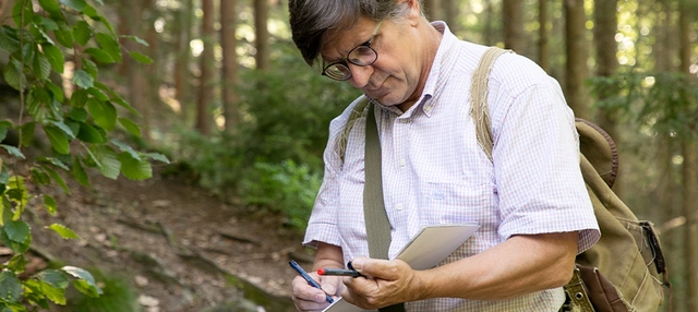 Menschen_Interview-RolfBöhm_Bild3_C-ManfredDaams Landkartenmaler Rolf Böhm unterwegs in der Natur.