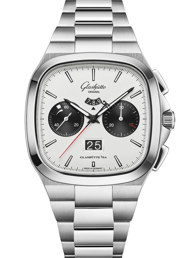 Glashuette Original Seventies Chronograph, Edelstahluhr mit Metallband vor weißem Hintergrund