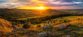 Inspirationen_Top10Herbstwege_Bild4_C-VDN-Fotoportal-JensBecker Weitblick auf die Landschaft mit Sonne am Horizont.
