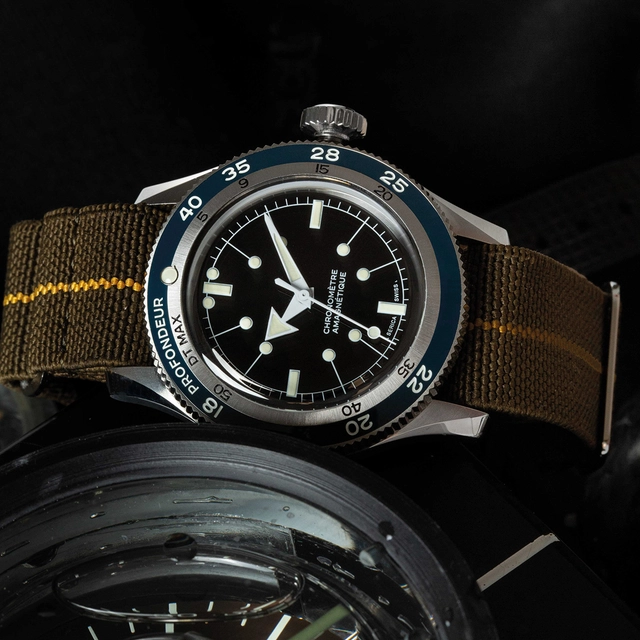 Serica-5303-CloseUp-Beauty.jpg Serica Ref. 5303 PLD, Tauchchronometer, entwickelt in Zusammenarbeit mit der Association of EOD Divers