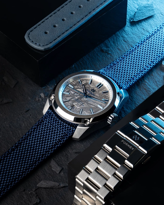 Formex Essence 41 mm Space Ghost, Uhr mit drei Bändern