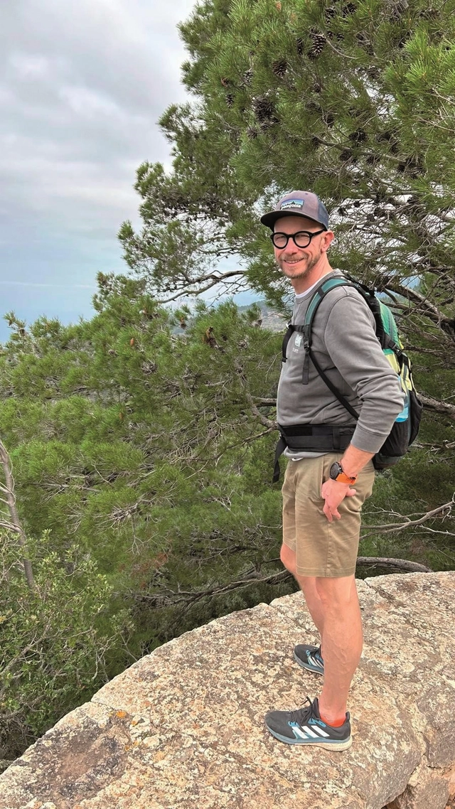 Wandern auf dem Harzer Hexen-Stieg bei Thale (1) Zwei Wanderer auf einem Wanderweg im Grünen