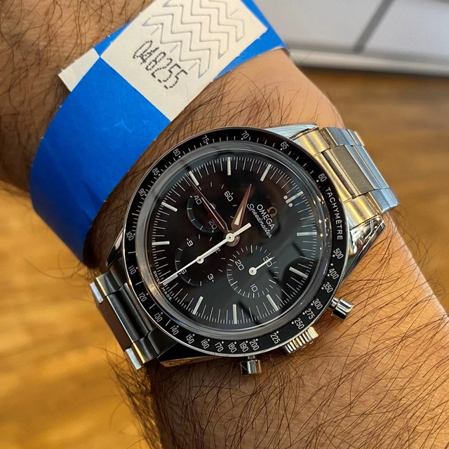 WatchTime Düsseldorf 2022: Besucher Wristshot Omega Speedmaster