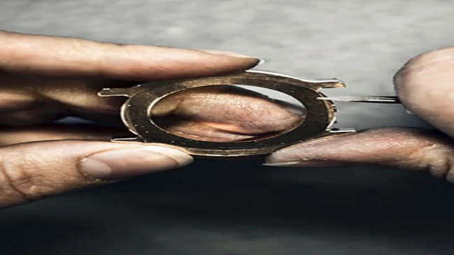 Uhrengehäuse entgraten (510x765)