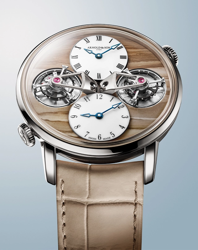 WatchTime-Arnold&Son-Chronopassion-DoubleTourbillonLAndscapeMirroredTime-Front.jpg Arnold & Son X Chronopassion – Double Tourbillon Landscape Mirrored Time, Weißgolduhr mit Manufakturkaliber und zwei Tourbillons