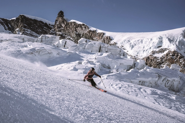 Skiing Saas-Fee (c) Saastal Tourismus AG-Amarcster Media (1).jpg