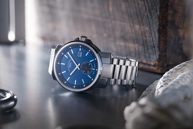 Mühle-Glashütte 29er mit blauem Zifferblatt und kleiner Sekunde, Edelstahluhr liegend