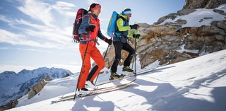 Zwei Skitourengeher bei Aufstieg.