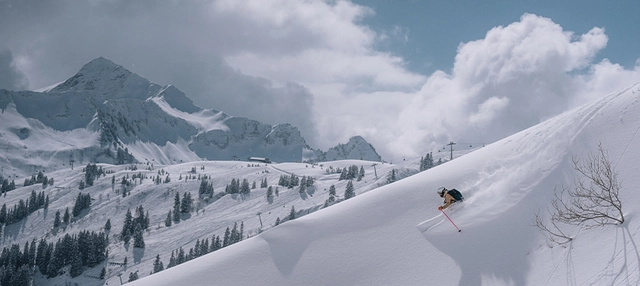 Ein Skifahrer beim Freeriden in der Region Bregenzerwald.