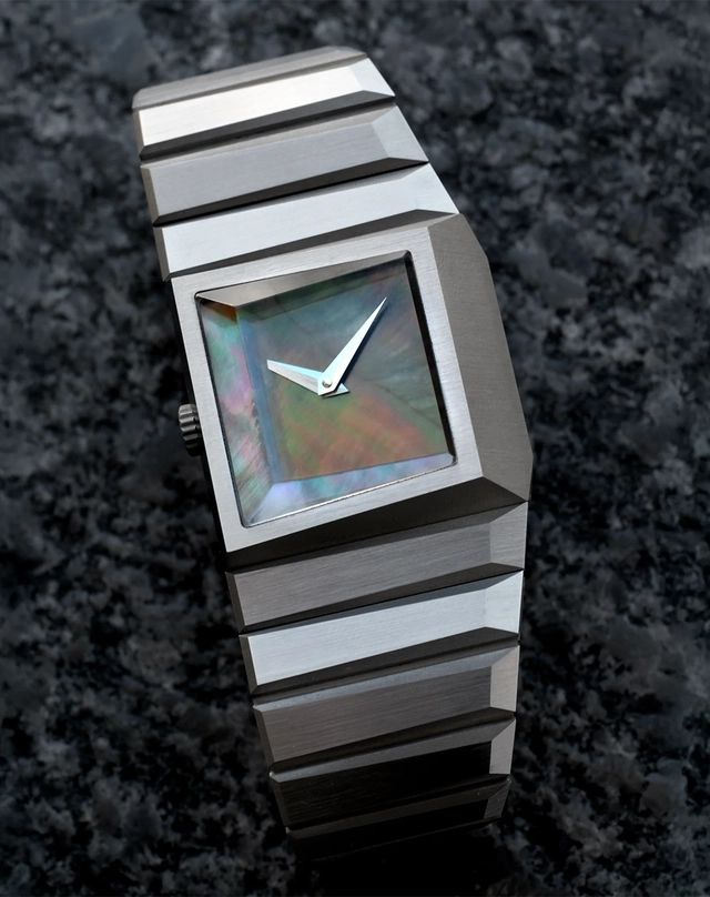 WatchTime-Toledano&Chan-b1.2-Freisteller.jpg Toledano & Chan – b/1.2, Edelstahluhr mit Perlmutt-Zifferblatt