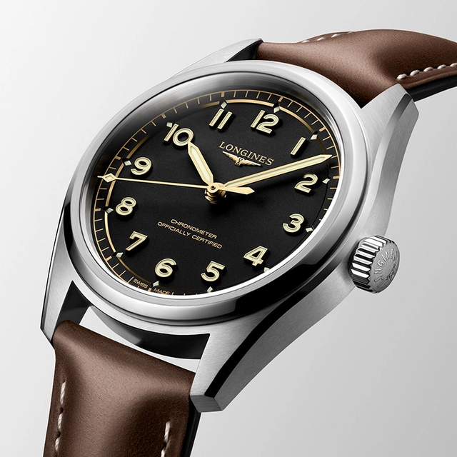 Longines Spirit Pilot, Referenz L3.809.4.53.2, Zifferblatt-Ansicht, Modell mit Lederband