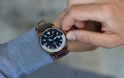 Junkers Flieger Bronze GMT blau-weiß Wristshot Marke