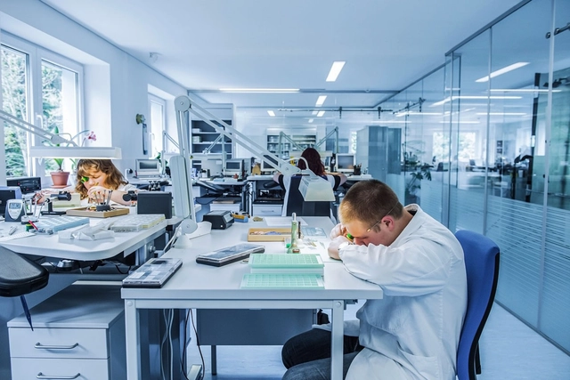 Uhrenproduktion-bei-Muehle-Glashuette.jpg Uhrenproduktion bei Mühle-Glashütte, 2020er-Jahre