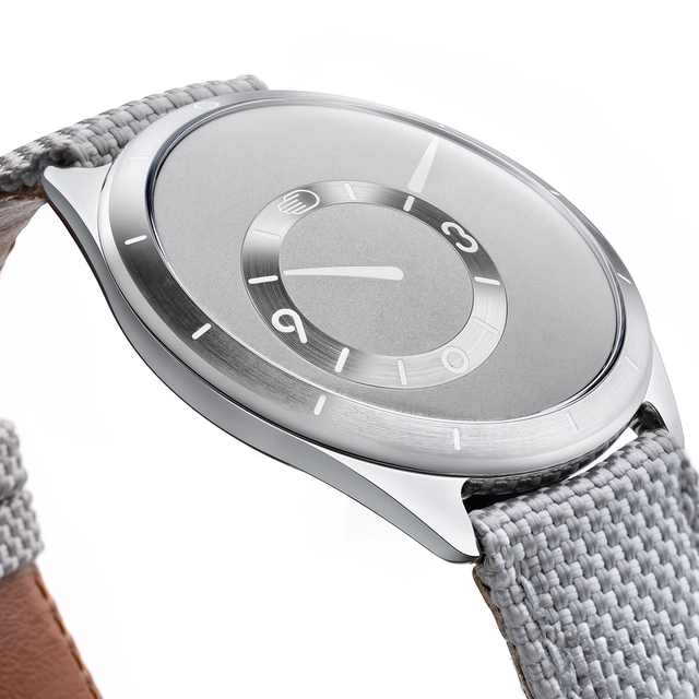 Ressence Type 9 in Grau