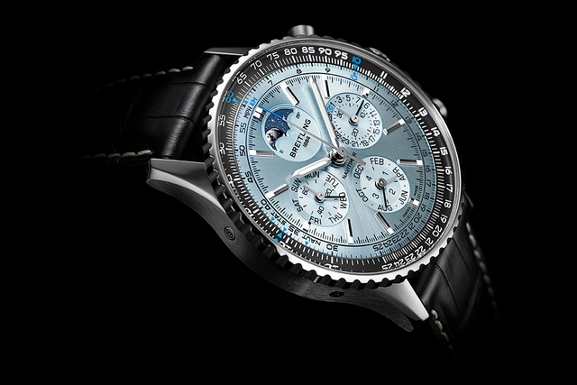 Close-up des Breitling Navitimer B19 Perpetual Calendar Chronograph mit hellblauem Zifferblatt