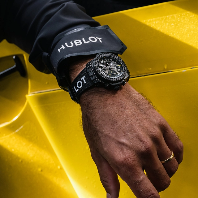 Alan Roura mit der Hublot Big Bang Unico Sailing Team am Handgelenk