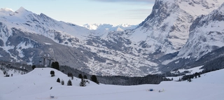 Verschneite Bergkulisse bei Grindelwald in der Schweiz.