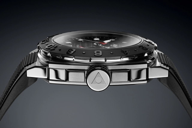 WatchTime_Alpina_Seastrong_Diver_Extreme_Automatic_GMT_Flanke