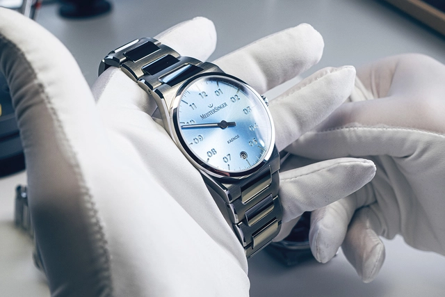 Meistersinger-Kaenos-Einzeigeruhr-Hand.jpg Meistersinger Kaenos, Uhr in der Hand