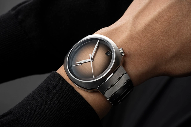 WatchTime_HMoser_Streamliner_Perpetual_Calendar_ST_SmokedSalmon_Wristshot