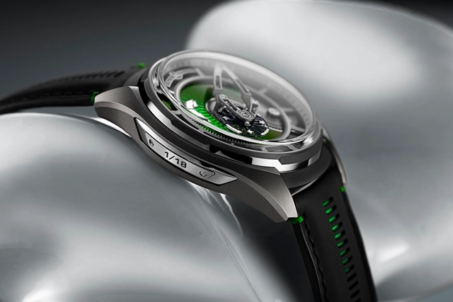 Seitenansicht der Ulysse Nardin Freak X Enamel mit Zifferblatt und Armband 