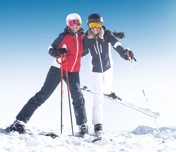 Zwei Personen auf Ski in Ski amadé.