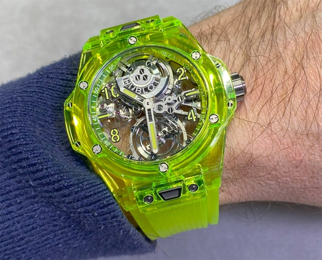 Hublot: die Big Bang Tourbillon Automatic Yellow Neon Saxem am Arm