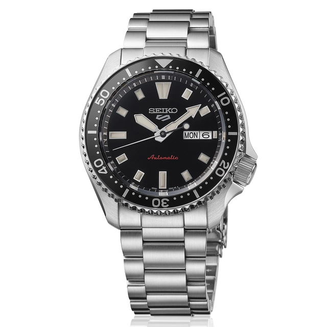 Seiko-5 Sports SKX-Front.jpg Seiko 5 Sports SKX, Referenz SRPL85K1, Edelstahluhr mit schwarzem Zifferblatt vor weißem Hintergrund