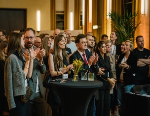 WatchTime Award - angespannt verfolgen die Gäste die Bekanntgabe der Gewinner