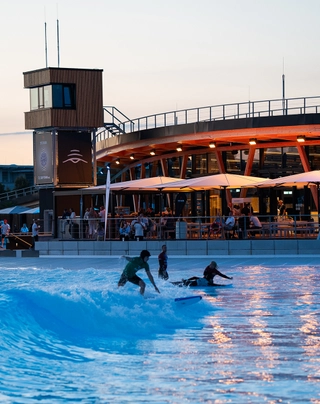 Nic von Rupp während seiner Surf-Show in der Surftown München