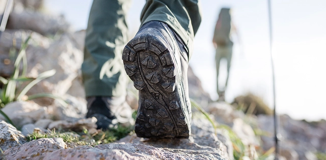 Nahaufnahme von Bergwanderschuhen im Gelände.