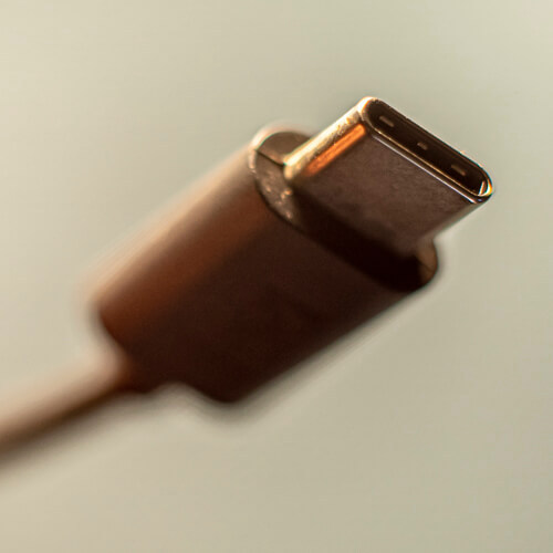EU to phonemakers: Come up with common charger