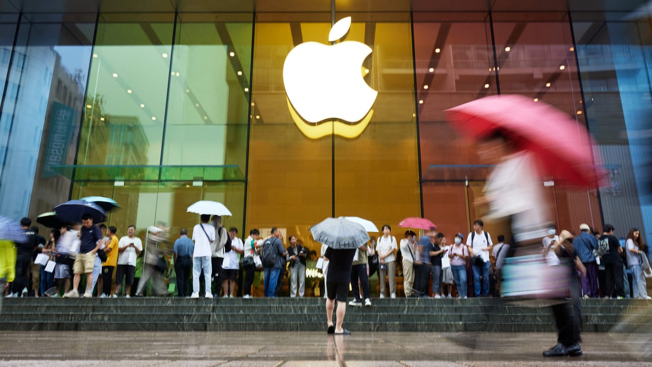 Apple: Holds 73.7% installed-base share among U.S. 18–29 smartphone users; only 12.3% report absolute brand loyalty