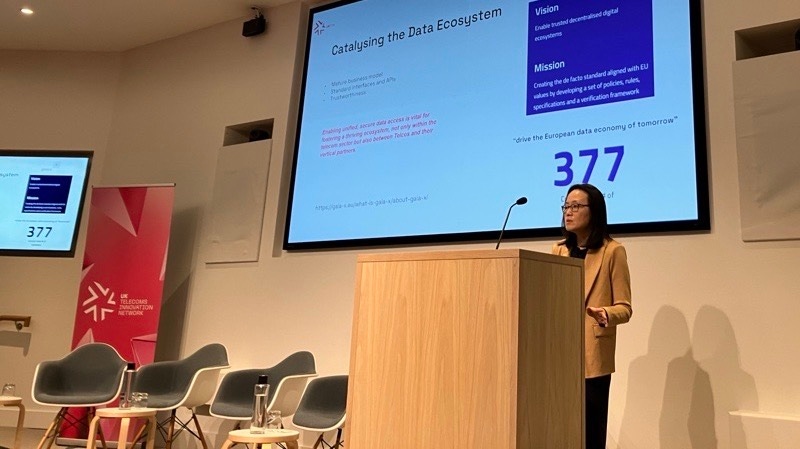 Yue Wang presenting at UKTIN's telco AI event. Yue Wang presenting at UKTIN's telco AI event.