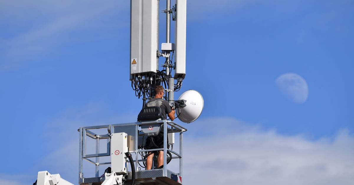 Eurobites: Here's one mast we made earlier, says O2