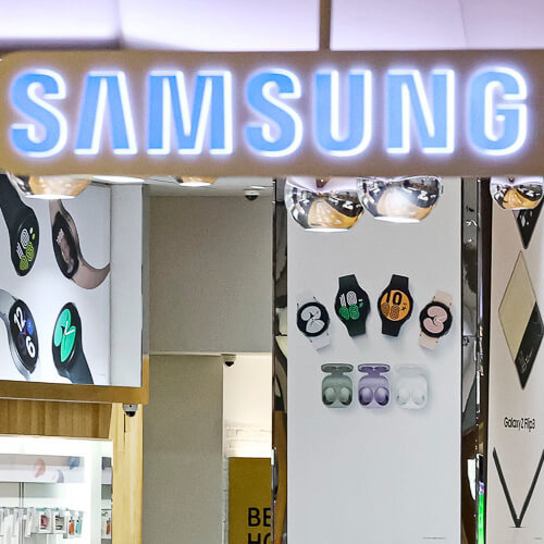 Samsung rides smartphone, chip sales to record Q4