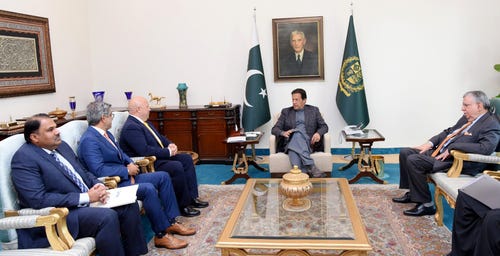 VEON CEO Kaan Terzioğlu (seated third from left) meets Pakistani Prime Minister Imran Khan (Source: VEON)