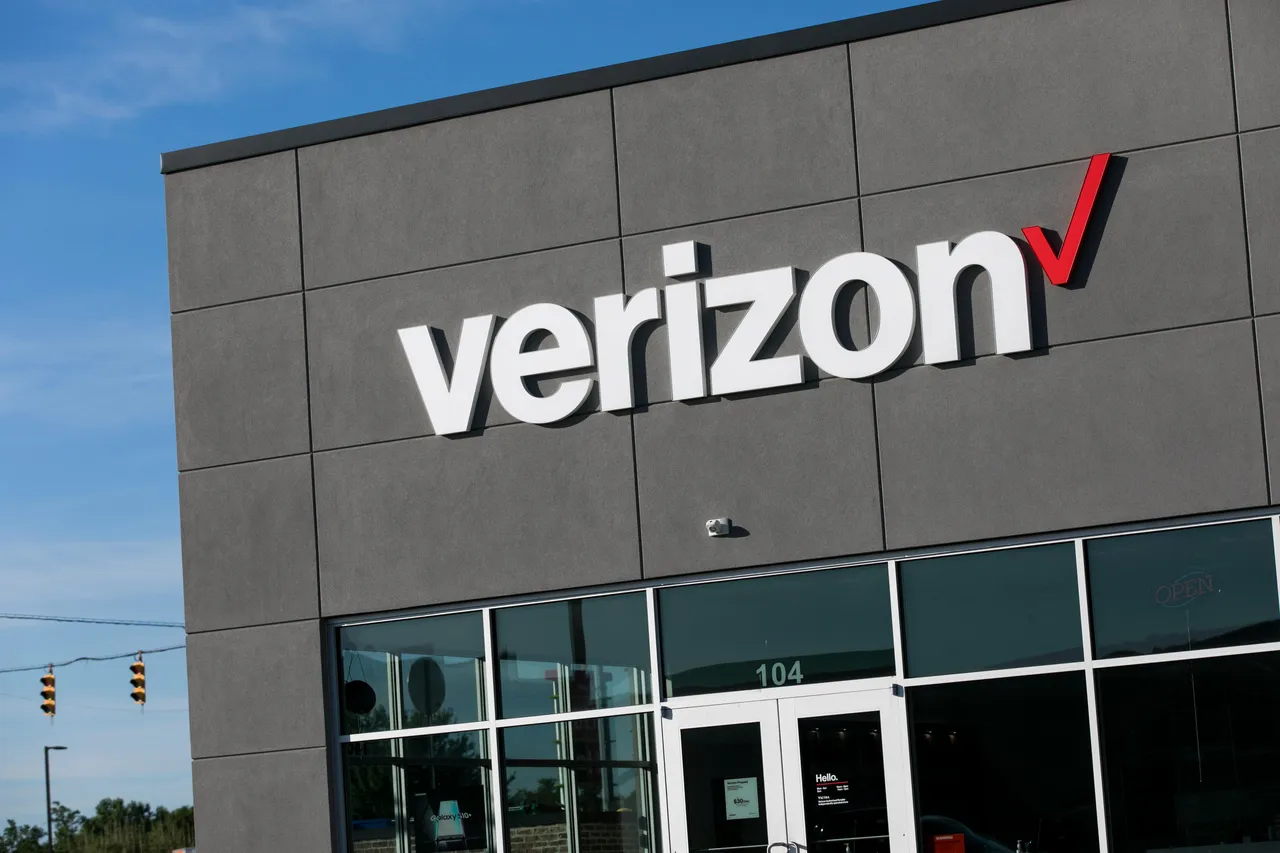 Verizon name and logo above a retail store entrance
