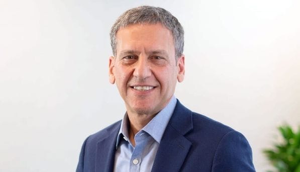Akhavan saindo da EchoStar em meio a mudança na ‘direção estratégica’ Akhavan saindo da EchoStar em meio a mudança na ‘direção estratégica’