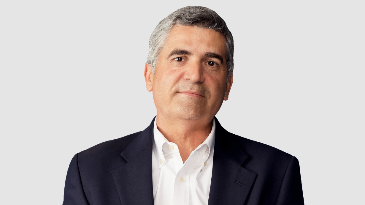 (Fonte: Verizon) Alfonso Villanueva ingressou na Verizon em novembro de 2025 como vice-presidente executivo e diretor de transformação. Ele também atua como CEO interino da unidade de consumo da Verizon. 