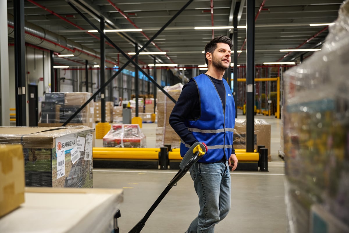 Medewerker met een handpalletwagen.