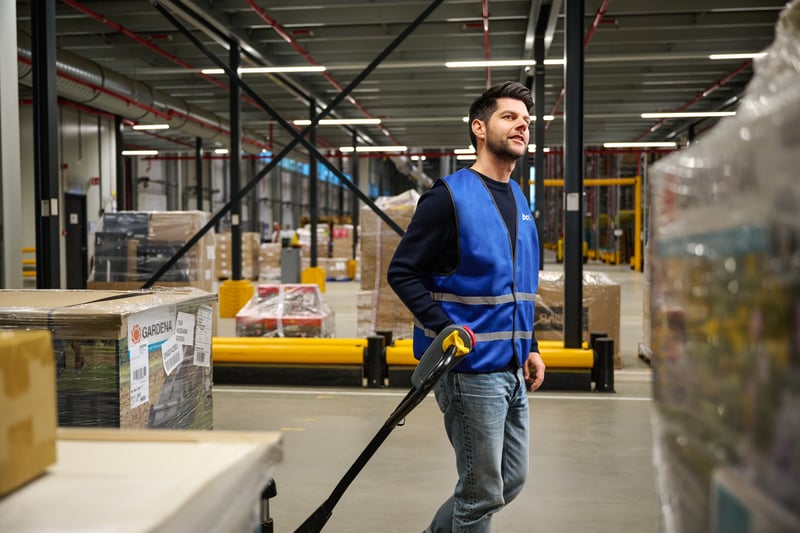 Medewerker met een handpalletwagen.