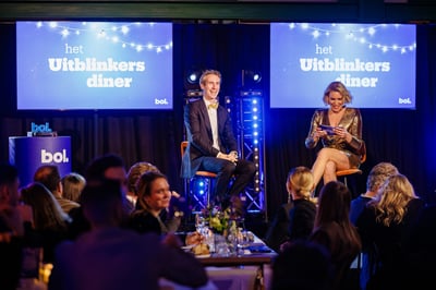 Twee mensen op het podium bij “het Uitblinkers Diner”.